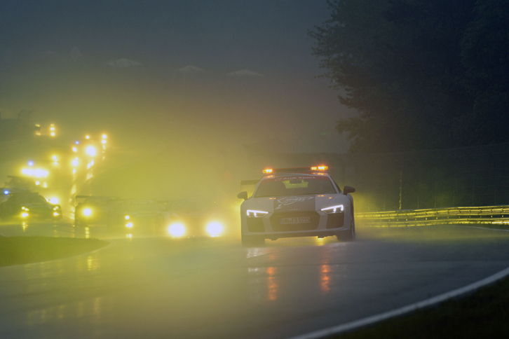 決勝は5月28日（土）の15時30分、曇天の下でスタートした。その後4周目に入るとノルドシュライフェ（ニュルブルクリンク北コース）の東側は大雨にたたられ、多くのマシンがコースアウト。さらにその雨は雹（ひょう）へと変化し、路面を埋め尽くすことになった。このため、レースは赤旗中断。およそ3時間後には再開されたものの、ハードウエットという厳しいコンディションの中でバトルが展開されることとなった。