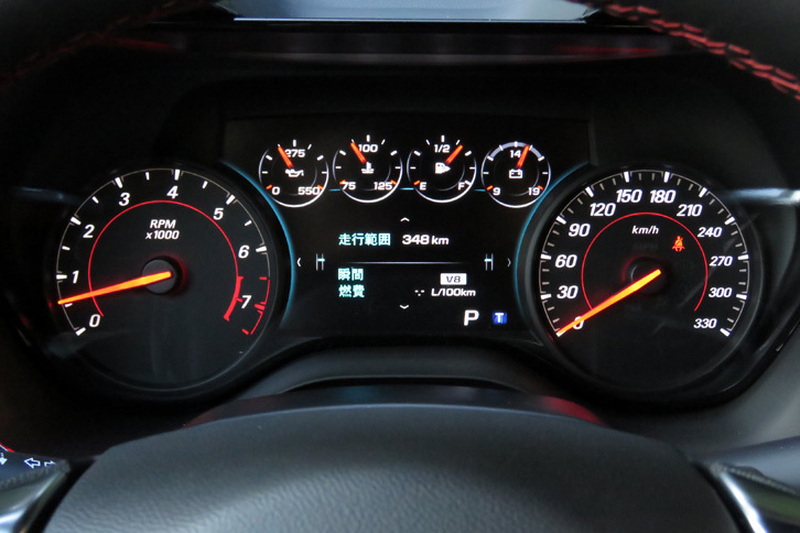 メーターはアナログ式の速度計とエンジン回転計に、フルカラーのインフォメーションディスプレイの組み合わせ。インフォテインメントシステムともども、細かいところまできっちり日本語対応しているところがうれしい。