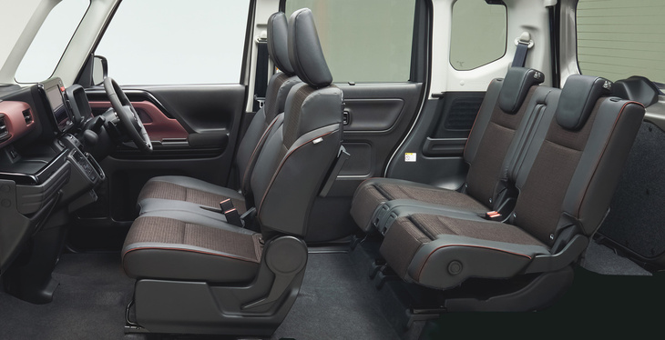 オットマンにも座面の上の荷物のストッパーにもなる「マルチユースフラップ」が付いている。