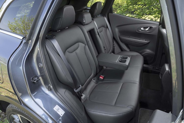 後席は3人掛け。写真はセンターアームレストを展開したところ。