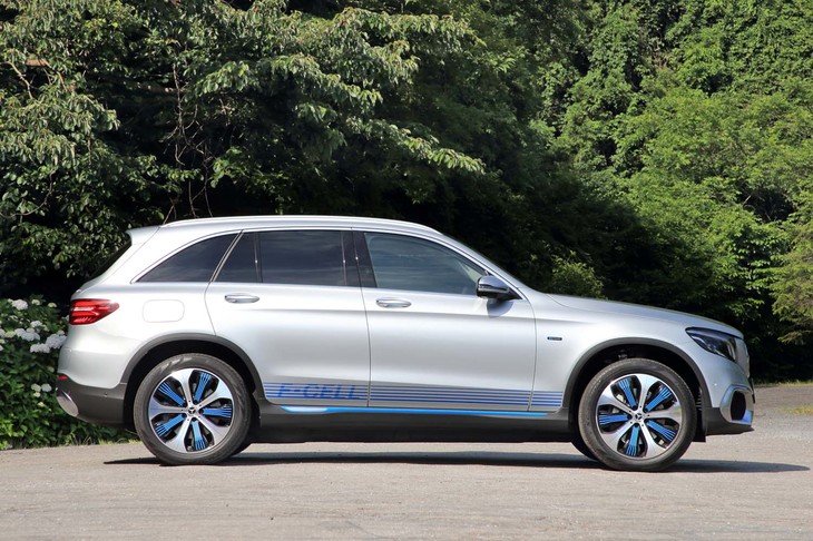 車両の下部には水素タンクのカバーが張り出しているため、荒れた道を走る際には注意が必要だ。