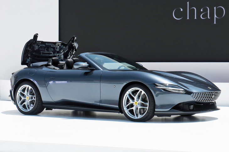 ルーフを開きながら、ステージ上に登場する「フェラーリ・ローマ スパイダー」。