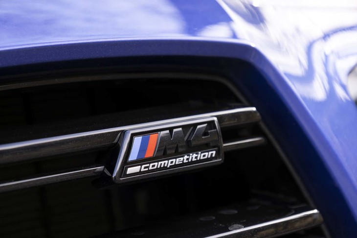 フロントグリル内にはトリコロールのバッジが添えられる。「competition」のロゴが、「M4」のなかでも高出力版であることを示している。