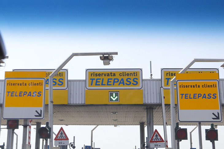 アウトストラーダの料金所にて。イタリア版ETC「テレパス」の専用ゲート。