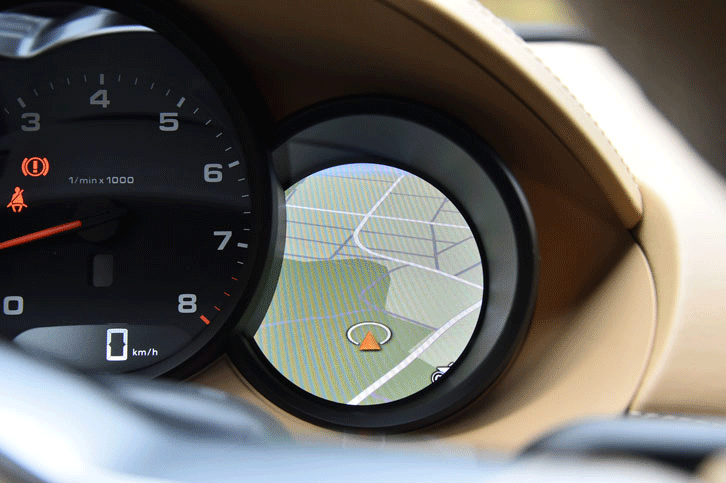 メーターパネルの右端は、液晶のマルチインフォメーションディスプレイになっている。タイヤ空気圧や燃費などの車両情報のほか、カーナビのマップも表示できる。（写真をクリックすると表示バリエーションが見られます）