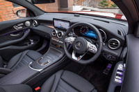 ダッシュボード中央上部に設置されるディスプレイは従来の8.4インチから10.25インチにワイド化されている。最新型「Aクラス」以降のモデルでおなじみの自然対話式音声認識機能を備えた、対話型インフォテインメントシステム「MBUX」も搭載されている。