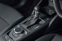 トランスミッションは、デュアルクラッチ式の7段AT「Sトロニック」。写真でシフトレバーの左下に見えるのは、インフォテインメントシステムの操作スイッチ。