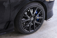 タイヤ＆ホイールは19インチ。ホイールベースは短いが、トレッド幅は前後とも「シビック タイプR」と同じだ。