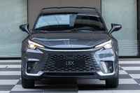 新しいフロントマスクのコンセプト「ユニファイドスピンドル」が用いられた「LBX」の顔まわり。フロントグリルの格子とバンパー側の模様に連続性を持たせた“シームレスグリル”と、低く構えたフードの組み合わせで、「低重心で見ごたえある存在感」を表現しているという。