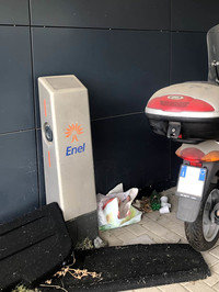 ある自動車ディーラーの一角で。ディーラーに設置されている急速充電機でさえも、このありさま。