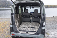 前編で紹介したチップアップだけでなく、後席はダイブダウンにも対応。これが「ふらっとテラス」モードで、前席の背面に寄りかかるなどしてくつろげる。