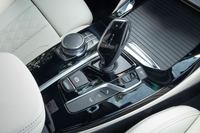 トランスミッションは8段AT。シフトセレクターの右側にドライブモード切り替えスイッチが備わる。設定されているモードは「SPORT」「COMFORT」「ECO PRO」の3種類。