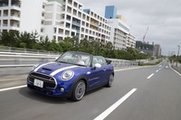 オープンボディーにもかかわらず、ボディー剛性の高さを感じさせた「MINIクーパーS コンバーチブル」。乗り心地のよさも印象的だった。