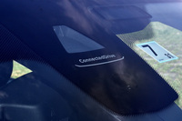 「BMW 320d」のフロントウィンドウ上部には単眼カメラが備わる。（写真＝池之平昌信）