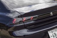 縦に光線が浮かび上がるリアコンビランプ。プジョーの象徴であるライオンの爪痕がモチーフとなっている。