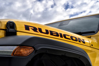 最新の「ラングラー」でも従来モデルと同様に、先端部左右の外部ラッチでロックするボンネットが採用されている。