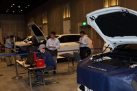 写真中央では、メカニック氏が真剣な面持ちでパソコンに向かって車両診断ソフトを操作している。経験と勘だけで修理するのでは不十分なのだ。