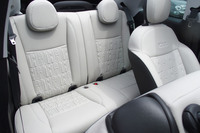 「FIAT」のモノグラムで飾られた「500eオープン」のシート。「500e」シリーズの乗車定員は4人で、後席は可倒式となっている。