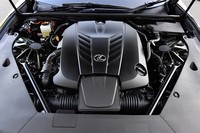 5リッターV8エンジンは、カタログモデルのパワーユニットと変わらない。なお“PATINA Elegance”は、今回のガソリンエンジン車のほかにハイブリッド車もラインナップされている。