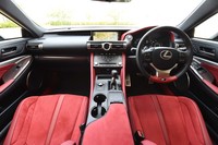 フレアレッドの彩色が目を引く“パフォーマンスパッケージ”のコックピット。ステアリングホイールやシフトレバーのカラーは、ドライバーが運転に集中できるようブラックになっている。