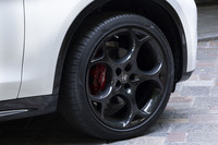 今回試乗した「ステルヴィオ2.0ターボQ4ヴェローチェ」は5ホールデザインの大径21インチホイールを装着する。鮮やかな赤のブレーキキャリパーも目を引く。