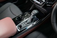 シフトセレクター左側のカップホルダーは使う時だけ押し下げる。普段はフラットになっているのがユニークだ。