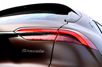 外側が下がったリアコンビランプはかつての「3200GT」をモチーフにしている。