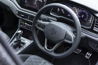 ステアリングホイールは「ゴルフ」とよく似た最新タイプにアップデート。左のスポーク上には同一車線内全車速安全運転支援システム「トラベルアシスト」のボタンが加わった。従来は操舵支援機能の設定もなかった。