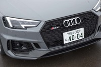 フロントまわりは、専用デザインのグリルやバンパー、大型のエアインテークなどが目を引く。