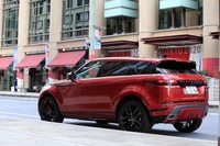 最低地上高は212mm。アプローチアングルとブレークオーバーアングル、デパーチャーアングルはそれぞれ19.5度、20.7度、30.6度となっている。最大渡河水深は600mm。