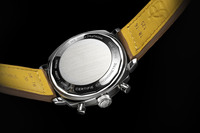 ケース背面はシースルーにはなっておらず、限定品であることを示す「ONE OF 750」の文字が刻印されている。