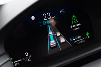 ハンズオフ運転中に渋滞に遭遇し、車速が30km/h以下になると、トラフィックジャムパイロットが作動。警告音とともにメーター表示から速度計とエンジン回転計が消滅するので、すぐに「今、レベル3に入ったな」と分かる。