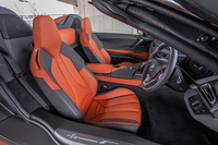 「BMW iインテリアデザインAccaro」と呼ばれるオプションのカラーリング。カーボン製の幅広いサイドシルを越えて、シートに座る。