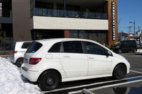 いつもパソコン持参でパカパカ原稿を打っているスターバックス。ここにまさか、“毒ヘビ”とも“寅さん”とも違うクルマで来る日が来ようとは。