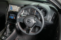 日産は、現行型「スカイライン」で世界に先駆けてステアバイワイヤを採用。最新モデルでは制御に磨きがかかり、当初は感じられた違和感はおおむね解消していた。
