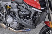 排気量937ccのアルミ製V型2気筒エンジン。従来モデルより116ccも排気量を拡大しながら、同時に2.4kgの軽量化を実現している。