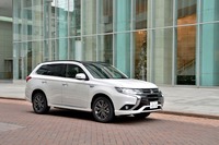 最上級グレード「Sエディション」は、「アウトランダーPHEV」にマイナーチェンジが施された2017年2月に、新たに設定された。より上質な乗り心地、優れた操縦安定性、プレミアム感のある内外装を特徴とする。