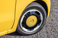 「ファッションスタイル」には外板色と同じカラーリングのホイールカバーが標準で備わる。今回の試乗車はこれに155/65R14サイズの「ダンロップ・エナセーブEC300」タイヤを組み合わせていた。