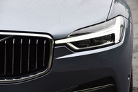 Tの字を横にしたデザインのヘッドランプ。北欧神話に登場する神が持つハンマーがモチーフになっている。