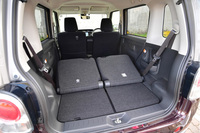 後席を倒した状態の荷室。