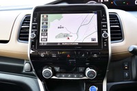 「マナーモード」と「チャージモード」の操作スイッチは、ナビ画面の右下に並んで備わっている。