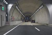 国道357号東京港トンネル東行きの内部。