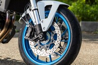 サスペンションは前後ともKYB製で、前はストローク量130mmの倒立フォーク、後ろはプリロードアジャスター付きのリンク式モノショックとなっている。ブレーキは前後ともに日立アステモ（旧日信工業）製だ。