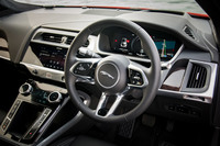 「I-PACE」のインストゥルメントパネルまわり。フルデジタルのメーターパネルやタッチ式コントローラーといった先進的なデバイスと、伝統あるブランドならではの上質な仕立てが融合している。（写真：向後一宏）