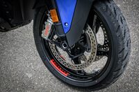 ブレーキの仕様は基本的に「R1300R」と共通。タイヤサイズも同じだが、こちらはミシュランのスポーツツーリングタイヤ「ロード6」を装着していた。