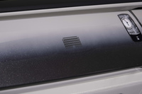 フェイシアのステンレススチール製インレイには「The Kita」のロゴが埋め込まれている。