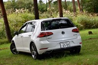 ボディーカラーは、「オリックスホワイト マザーオブパールエフェクト」と呼ばれる白（写真）を含む計6色がラインナップされている。