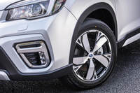 試乗車は、前／後ろ225/55R18 98Vとなる「ブリヂストン・デューラーH/Pスポーツ」タイヤを装着していた。