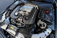 「メルセデスAMG C63 S」の4リッターV8ターボエンジンは、「C63」のそれを34psと50Nm上回る、最高出力510ps、最大トルク700Nmを発生する。