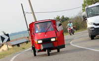 写真5：「ピアッジョ・アペ50」は最高速60～65km/h。イタリアではたびたび渋滞を発生させる。